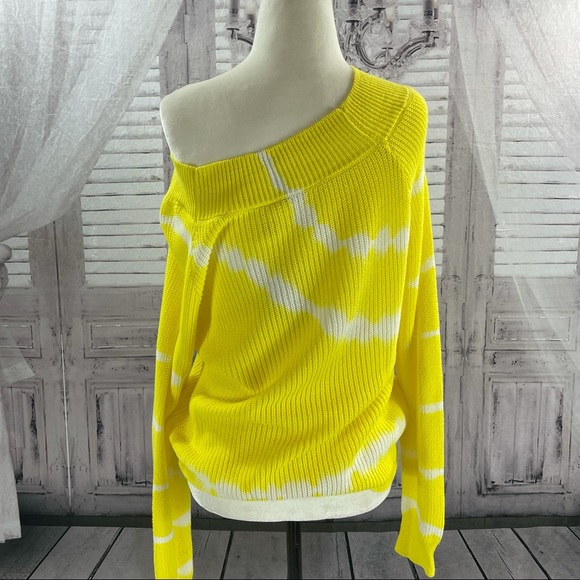 NWT Yellow/white cold shoulder sweater - Picture 3 of 3